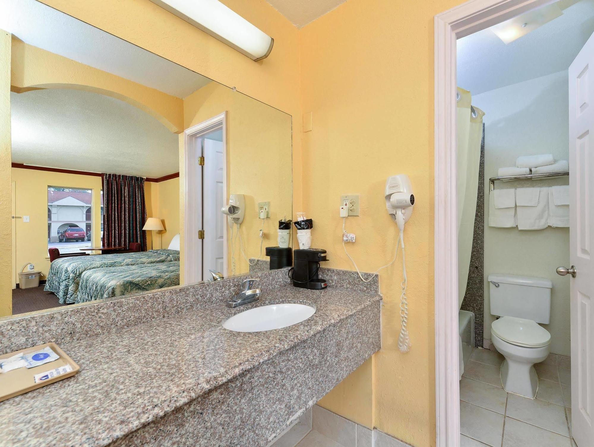 Americas Best Value Inn Conroe Buitenkant foto